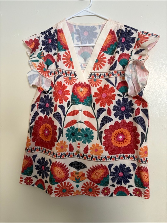 Emery Rose Tops - Emory Rose floral flutter sleeve top.